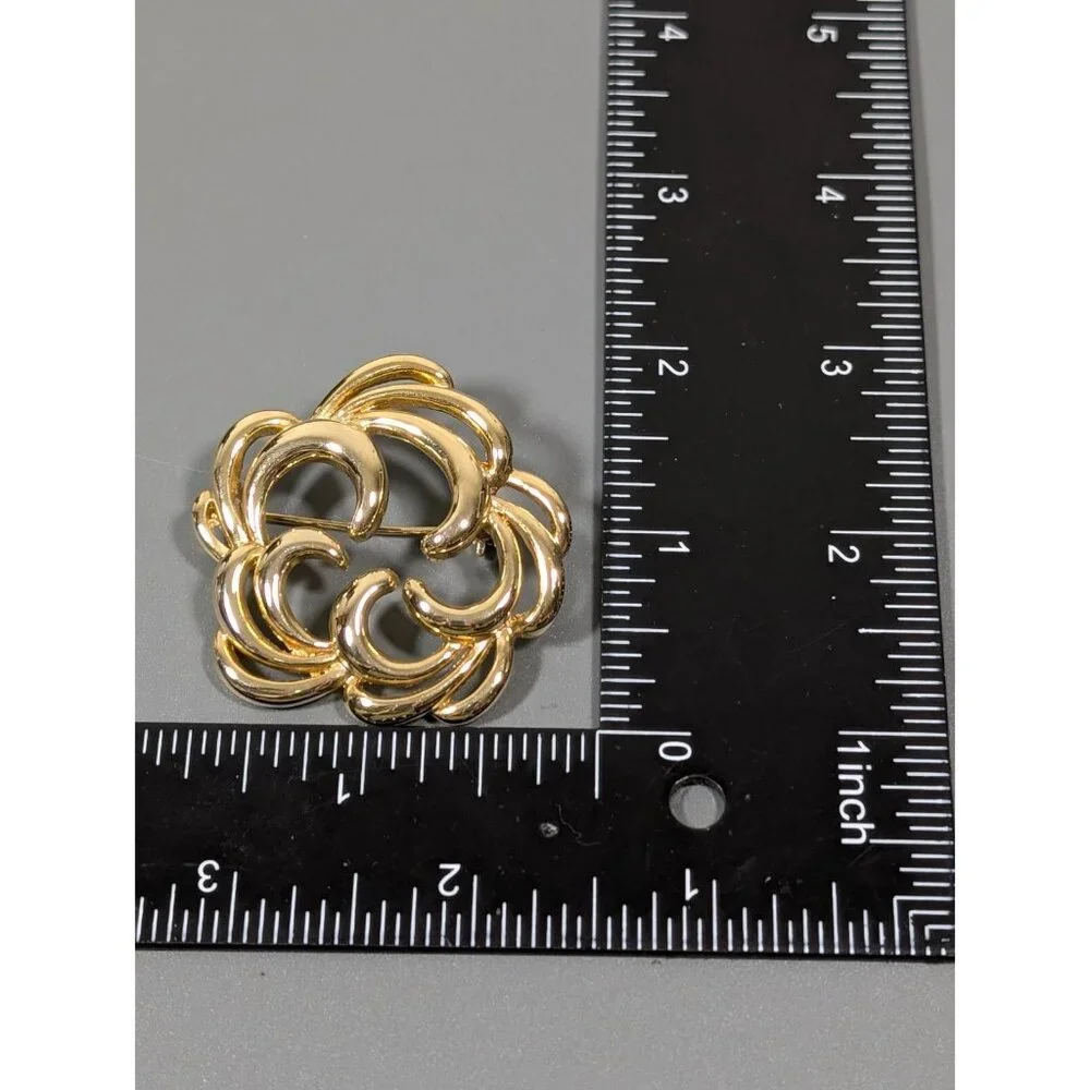 Vintage Avon Gold Tone Scroll Open Wreath Circle Round Pin Brooch‎